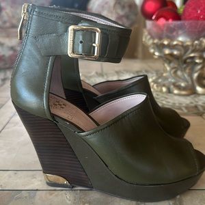 Vince Camuto sandal very very good condition used like twice size 6